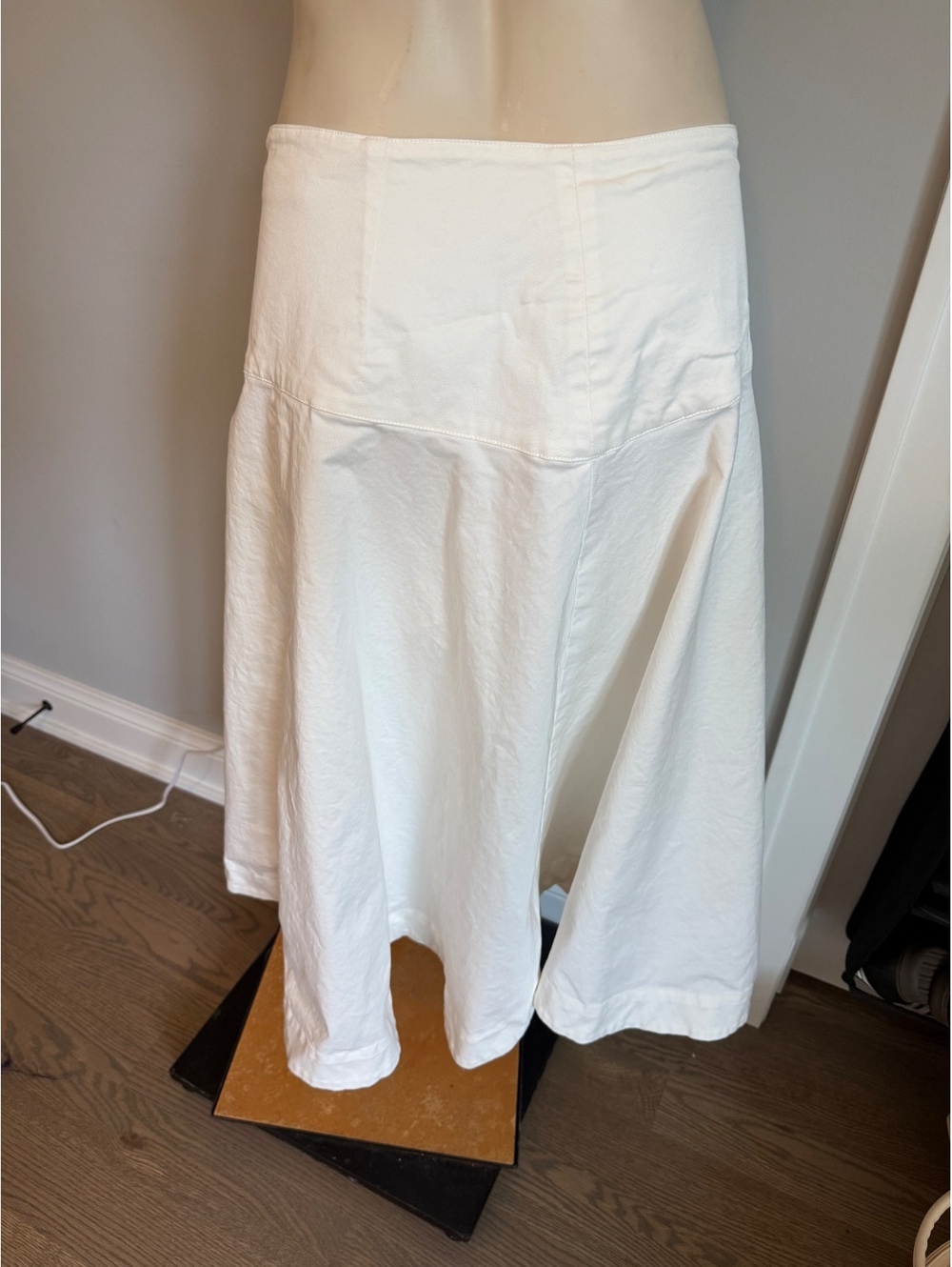 ASTR White Midi Skirt Size Small with Gold Button Detail - Picture 7 of 10